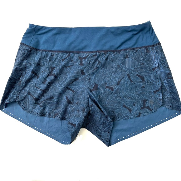 Athleta RARE Laser run shorts in tropical palm leaf print - Picture 2 of 4